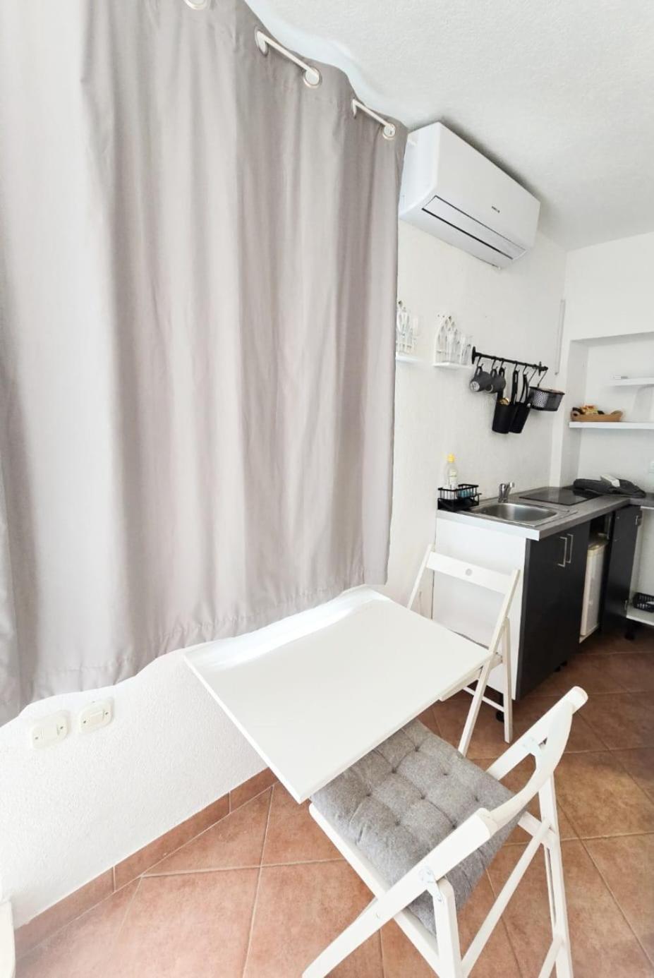 Private Bedroom With Bathroom Baška Voda エクステリア 写真