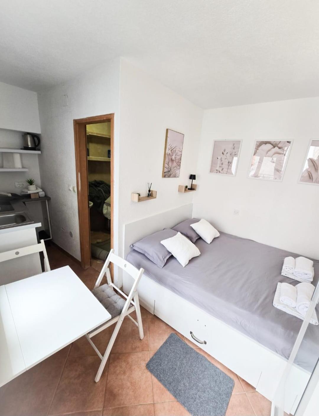 Private Bedroom With Bathroom Baška Voda エクステリア 写真